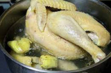 Luộc gà xong làm thêm 1 bước này trước khi vớt ra đĩa, gà giòn sần sật, chắc thịt, chặt không bị nát