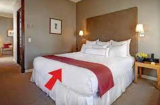 Vì sao khách sạn nào cũng có một tấm khăn trải ngang giường: 90% không biết công dụng hữu ích này