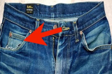 Vì sao quần jean đều có miếng da đằng sau cạp quần: 90% người mặc tưởng chỉ để trang trí