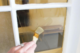 Nồm ẩm khiến cửa kính đọng nước, chỉ với nguyên liệu rẻ tiền này có thể khắc phục hiệu quả