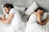 Vì sao vợ chồng cứ đến khoảng 50 tuổi là tách ra ngủ riêng? Xem lí giải sẽ hiểu ngay ngọn ngành