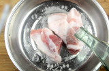 Thịt lấy từ tủ lạnh ra cứng đá: Thêm vào giọt gia vị này vào thịt mềm tan, thơm ngon như mới mua về
