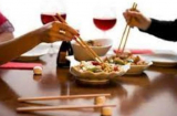 Cổ nhân dặn: Người có 4 thói quen này trên bàn ăn tuyệt đối tránh càng xa càng tốt, kết giao dễ lụi bại