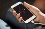 Khi sạc pin, cắm sạc vào ổ điện trước hay điện thoại trước mới đúng: Nhiều người làm sai mà không biết