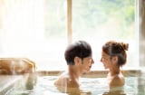 Vợ chồng khi tắm chung thường cảm thấy thế nào? Các cặp đôi có nên tắm cùng nhau không?