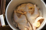Luộc gà đừng cho mỗi muối và nước lã: Công thức luộc gà giòn da, thịt thơm ngon, săn chắc không nhạt vị