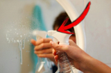 Pha muối trắng xịt vào gương nhà tắm: Mẹo hay đừng bỏ phí