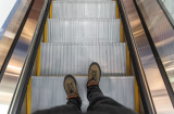 Vào trung tâm thương mại, nếu thang cuốn bất ngờ bị dừng, bạn có nên bước lên không?