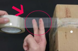 Người giao hàng dùng 2 ngón tay cắt băng dính nhanh hơn dùng kéo, biết làm quá tiện