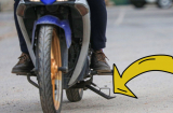Ra đường quên gạt chân chống xe có bị CSGT phạt không?