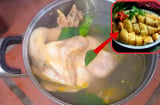 Luộc gà cùng nước lã vừa tanh vừa đỏ, thêm nắm lá này gà vàng ươm, chín đều ngọt thịt