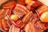 Kho thịt đừng cho nước, thêm thứ này vào thịt mềm tan, đậm đà mà không bị ngấy