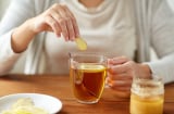Pha cốc nước gừng theo cách này: Mất ngủ lâu năm uống vào khác hẳn