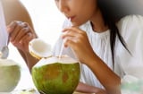 Có nên uống nước dừa tươi vào buổi sáng không?