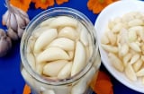 Ngâm tỏi trắng giòn, để lâu trong xanh không nát chỉ cần đúng 1 bước này