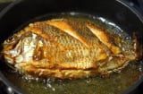 Rán cá đừng chỉ cho dầu, thêm vào 3 thứ cá vàng giòn, thơm phức