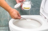 Rắc nắm bột này vào nhà vệ sinh: Khử hết mùi hôi, không cọ cũng sạch