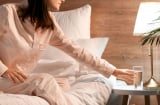 Vì sao nên uống ngụm nước nhỏ trước khi ngủ?