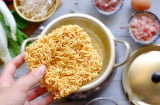 Cách ăn mỳ tôm đủ chất, không lo nổi mụn