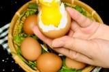 Luộc trứng thêm 1 thìa này vào, lòng đỏ dẻo quánh, róc vỏ