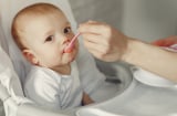 Con qua 2 tuổi, mẹ nên đổi sữa theo tiêu chí nào?