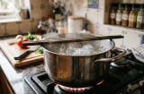 Đặt 1 chiếc đũa gỗ lên miệng nồi khi nước đang sôi để làm gì?