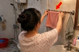 Vì sao không nên treo khăn mặt trong nhà tắm?