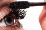 Chải mascara có thể dẫn đến mù lòa
