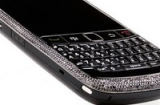 Điện thoại BlackBerry kim cương đen đầy mê hoặc