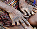 Tục lệ chặt ngón tay kinh dị của bộ tộc Dani