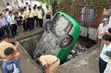Chạy lên lề đường, taxi Mai Linh cắm đầu xuống hố nước thải