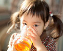 Cho trẻ uống nước lọc hay nước trái cây để tránh béo phì?