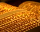 Vàng “chần chừ” tăng giá, có nên mạo hiểm gom vàng?