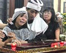 Đổ lệ trong đám tang diễn viên Hồng Sơn