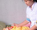 Giải cứu bé sơ sinh suýt bị chôn sống cùng mẹ