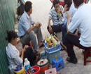 Thu nhập “khủng” từ nghề bán trà đá, sửa giày ở Hà Nội