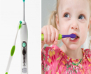 Nên dùng bàn chải điện hay bàn chải thường đánh răng cho bé?
