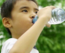 Trẻ đang đi học ở trường nên uống mấy cốc nước mỗi ngày?