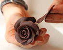 Tự làm hoa hồng chocolate trang trí nhà cửa Tết này!