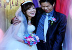 'Long ruồi' Thái Hòa sung sướng với vợ mới