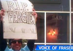 Tevez giơ biểu ngữ nhục mạ Ferguson: Có thật… dốt ngoại ngữ?