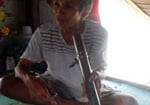 Lão đánh cá 70 tuổi có con với vợ 20 tuổi