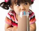 Mấy tuổi mẹ có thể cho bé uống sữa đậu nành?