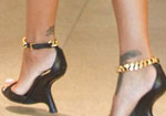 Rihanna gây sốt với giày lạ