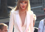 Mặc váy ren hoa đỏ và vest hồng đẹp như Taylor Swift