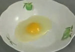 Cách tách lòng đỏ trứng gà độc đáo