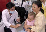 Cán bộ tiêm chủng khuyên nên chọn vaccine dịch vụ
