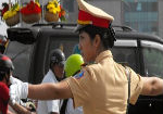 Nữ cảnh sát giao thông Hà Nội bị sàm sỡ