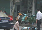 Một Việt kiều bị bắt quỳ lạy giữa đường