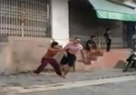 Hà Nội: Vợ đánh chồng dã man giữa phố